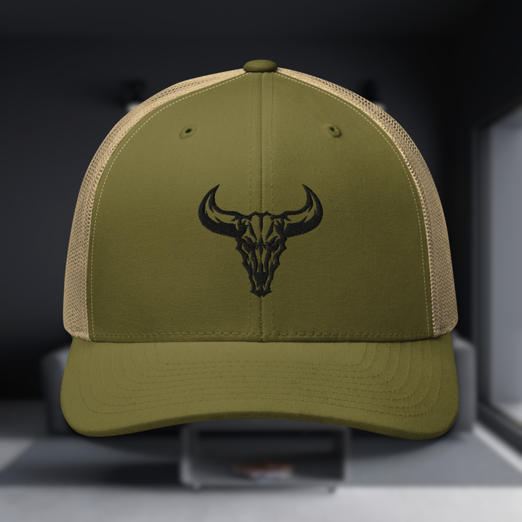 Colección de gorras de diseño del artista David Mateo con logos y arte original bordado.