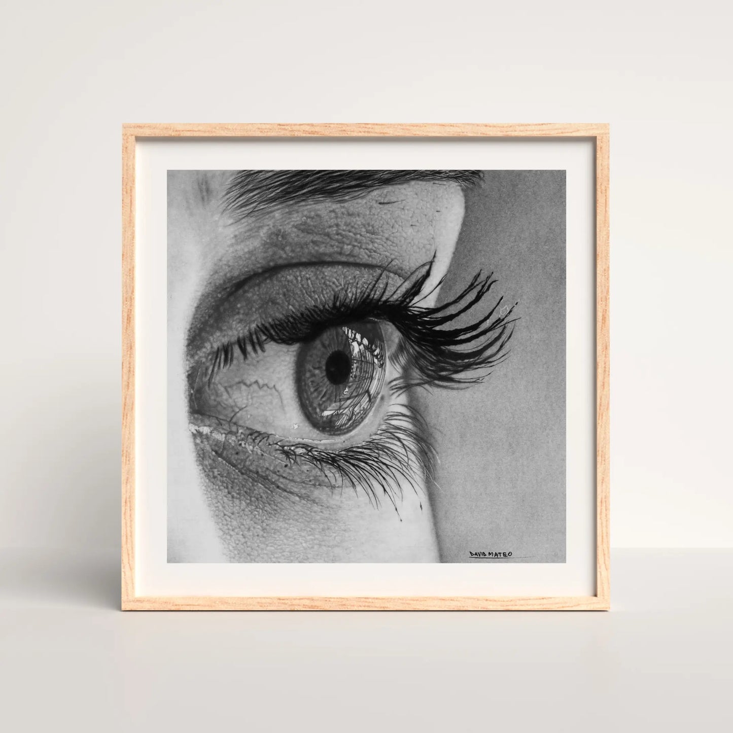 Arte mural de un ojo de cerca. Dibujo de las pestañas, párpado y reflejo de luz. Obra hiperrealista que descompone la anatomía del ojo.