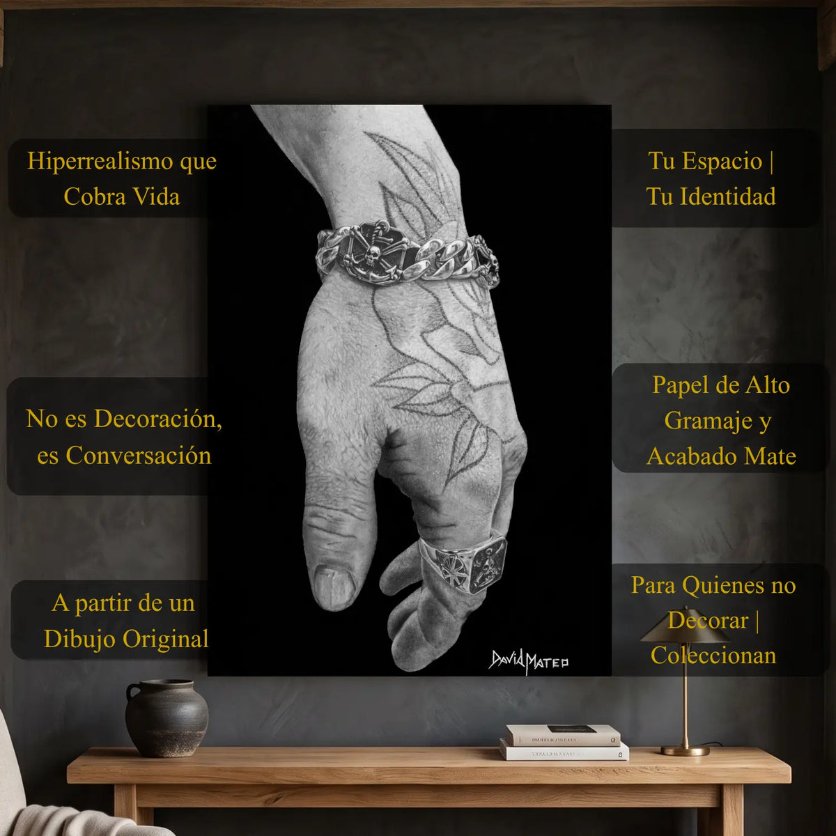Cuadro moderno ideal para la decoración de interiores de un dibujo realista de una mano tatuada con anillo y pulsera.