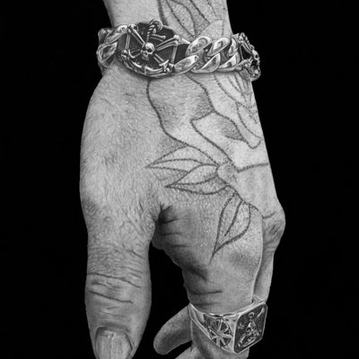 Dibujo a lápiz de grafito de una mano tatuada del artista David Mateo.