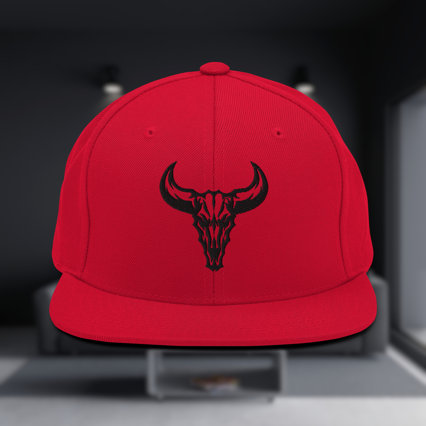 Gorra snapback de color rojo claro con el logo de la calavera de toro de David Mateo Art bordado en negro en el frontal.