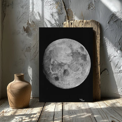 Lámina de arte gótico de una luna con una calavera escondida en estilo hiperrealista apoyada sobre un tablero de madera junto a una ventana.