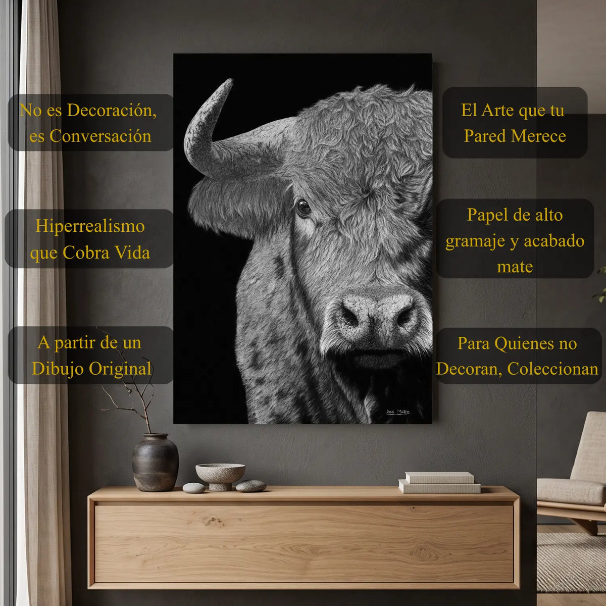 Lámina decorativa para pared de un toro bravo salvaje dibujado con carboncillo.