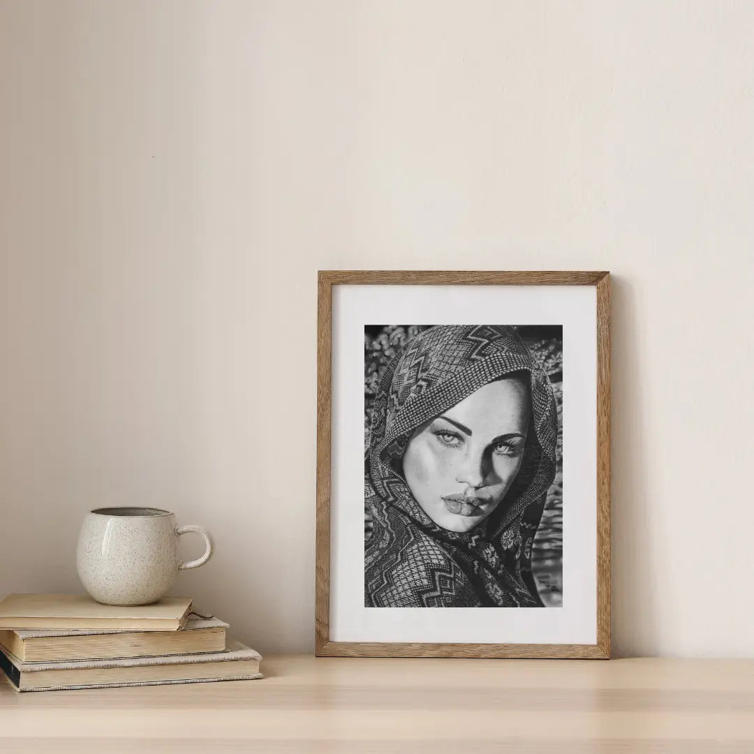 Primer plano de una lámina de alta calidad con el dibujo de una mujer de mirada profunda, ideal para decoración de interiores modernos.