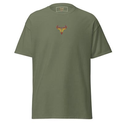 Camiseta de algodón unisex clásica verde militar con el logo de la calavera de toro de David Mateo Art con los colores de España.