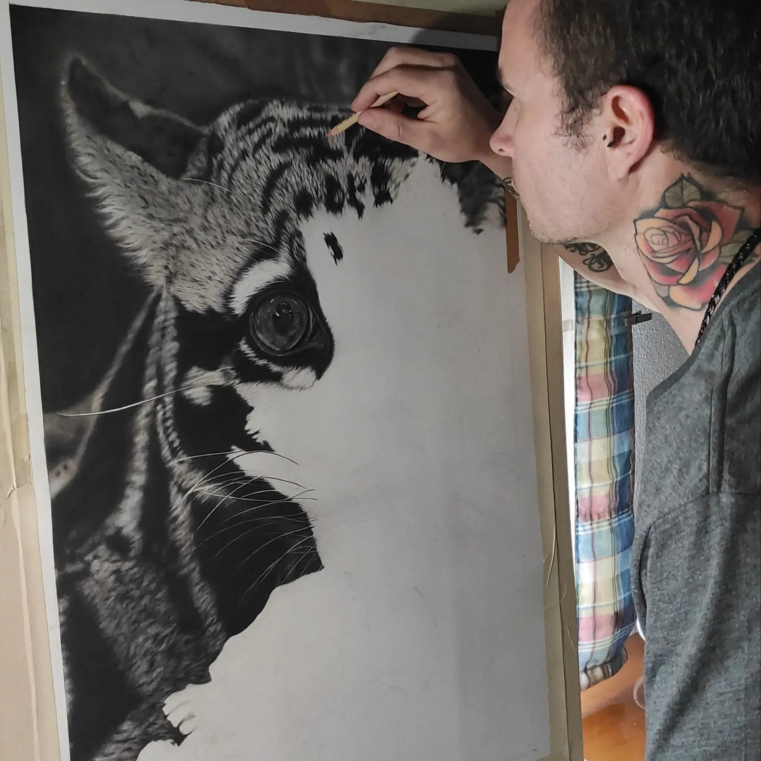 El artista David Mateo con su dibujo El último sapiens en su proceso de creación.