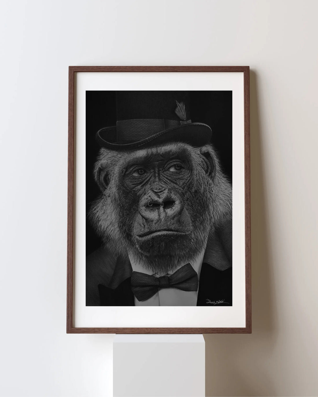 Dibujo a carboncillo de un gorila hiperrealista con sombrero y esmoquin. 