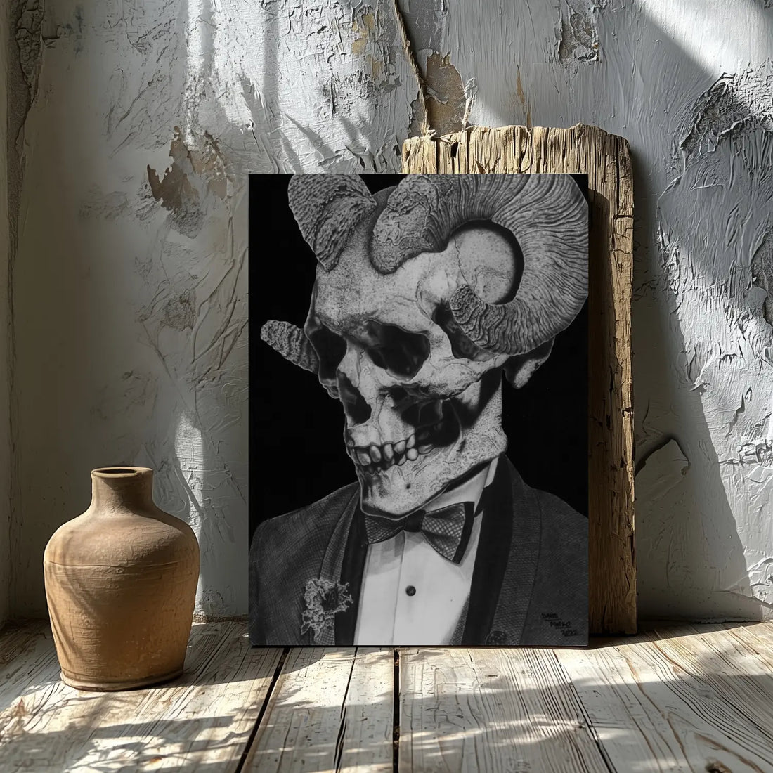 Lámina de arte gótico de una calavera con cuernos de cabra dibujada con lápices de grafito y carboncillo apoyada en una pared junto a un botijo.