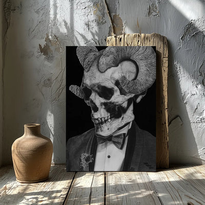 Lámina de arte gótico de una calavera con cuernos de cabra dibujada con lápices de grafito y carboncillo apoyada en una pared junto a un botijo.