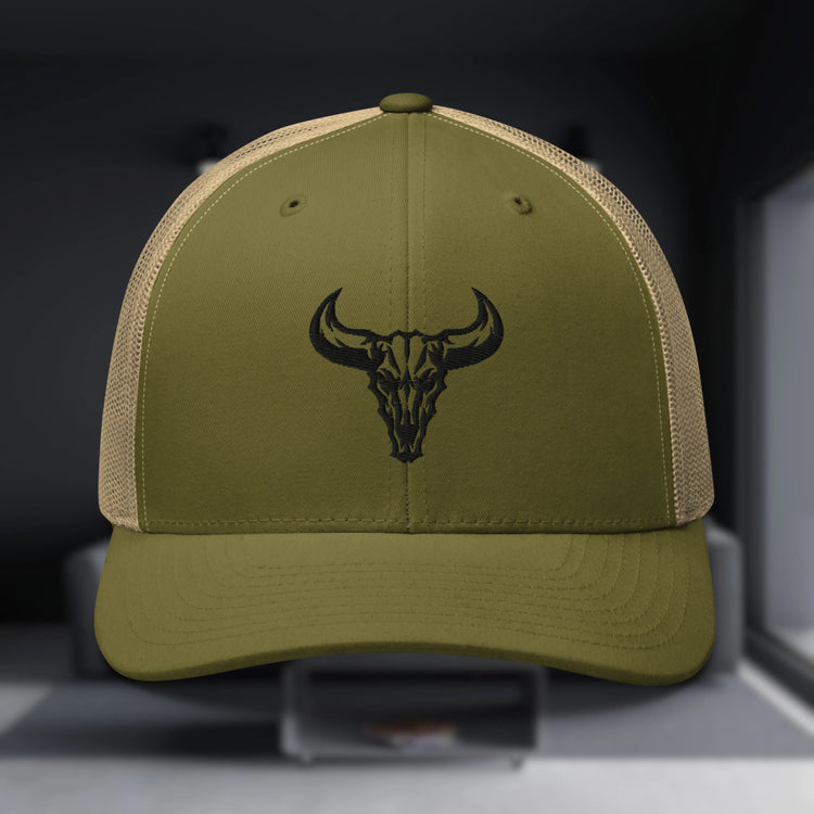 Gorra tipo trucker de color verde militar con el logo bordado negro de David Mateo Art.