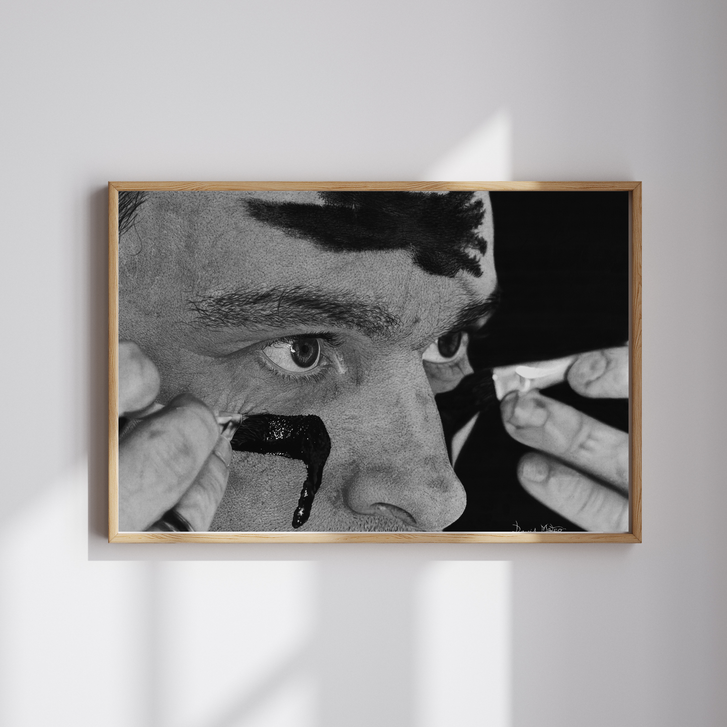 Lámina 'Batallarte' - Dibujo hiperrealista en blanco y negro de un autorretrato aplicando pintura negra en el rostro, finalista Target Prize 2025. Ideal para coleccionistas de arte contemporáneo e inversión en arte figurativo.