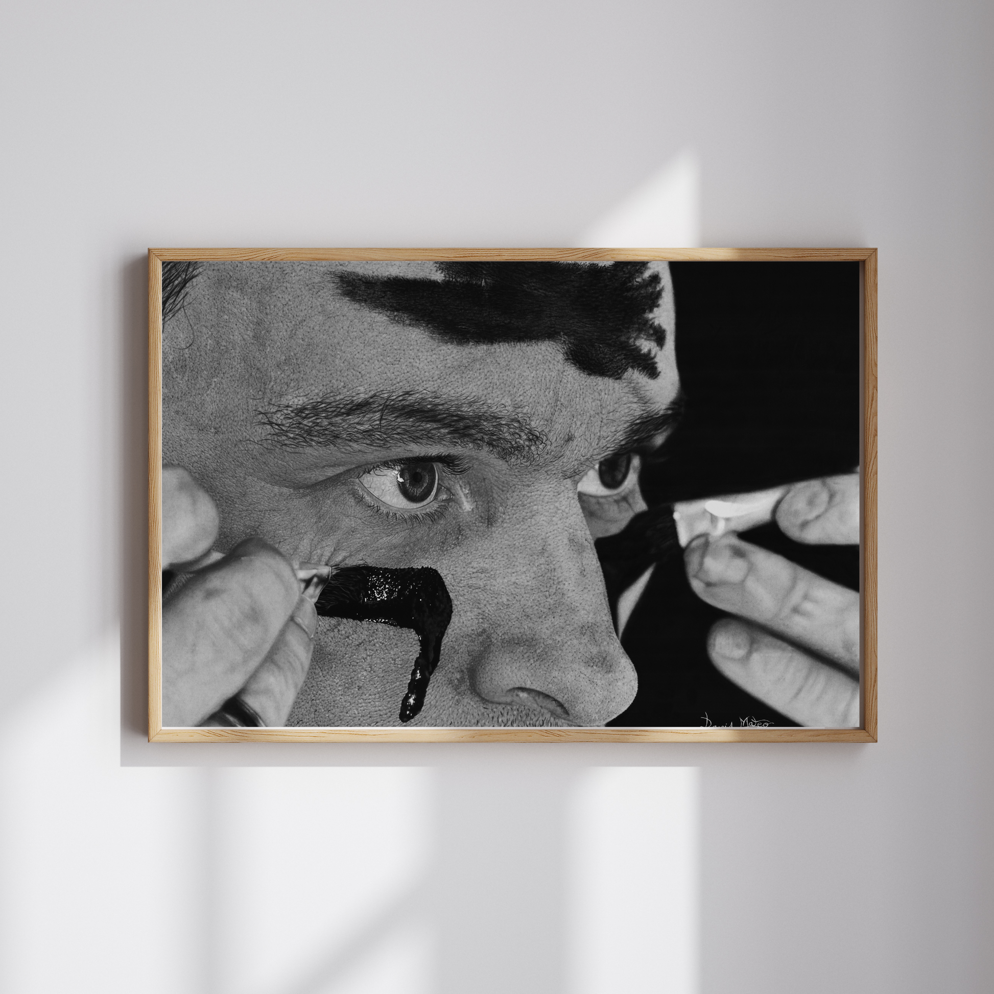 Lámina 'Batallarte' - Dibujo hiperrealista en blanco y negro de un autorretrato aplicando pintura negra en el rostro, finalista Target Prize 2025. Ideal para coleccionistas de arte contemporáneo e inversión en arte figurativo.