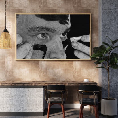 Lámina 'Batallarte' - dibujo hiperrealista en blanco y negro de un autorretrato con pintura negra en el rostro, finalista Target Prize 2025. Obra artística enmarcada, ideal para decoración contemporánea de interiores.