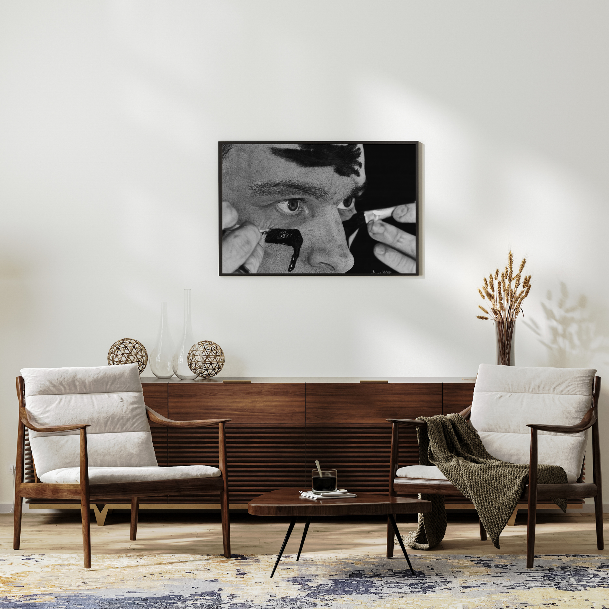 Lámina 'Batallarte' - dibujo hiperrealista en blanco y negro de un autorretrato artístico, finalista del Target Prize 2025, colgado en sala moderna. Ideal para coleccionistas de arte contemporáneo e inversión decorativa.