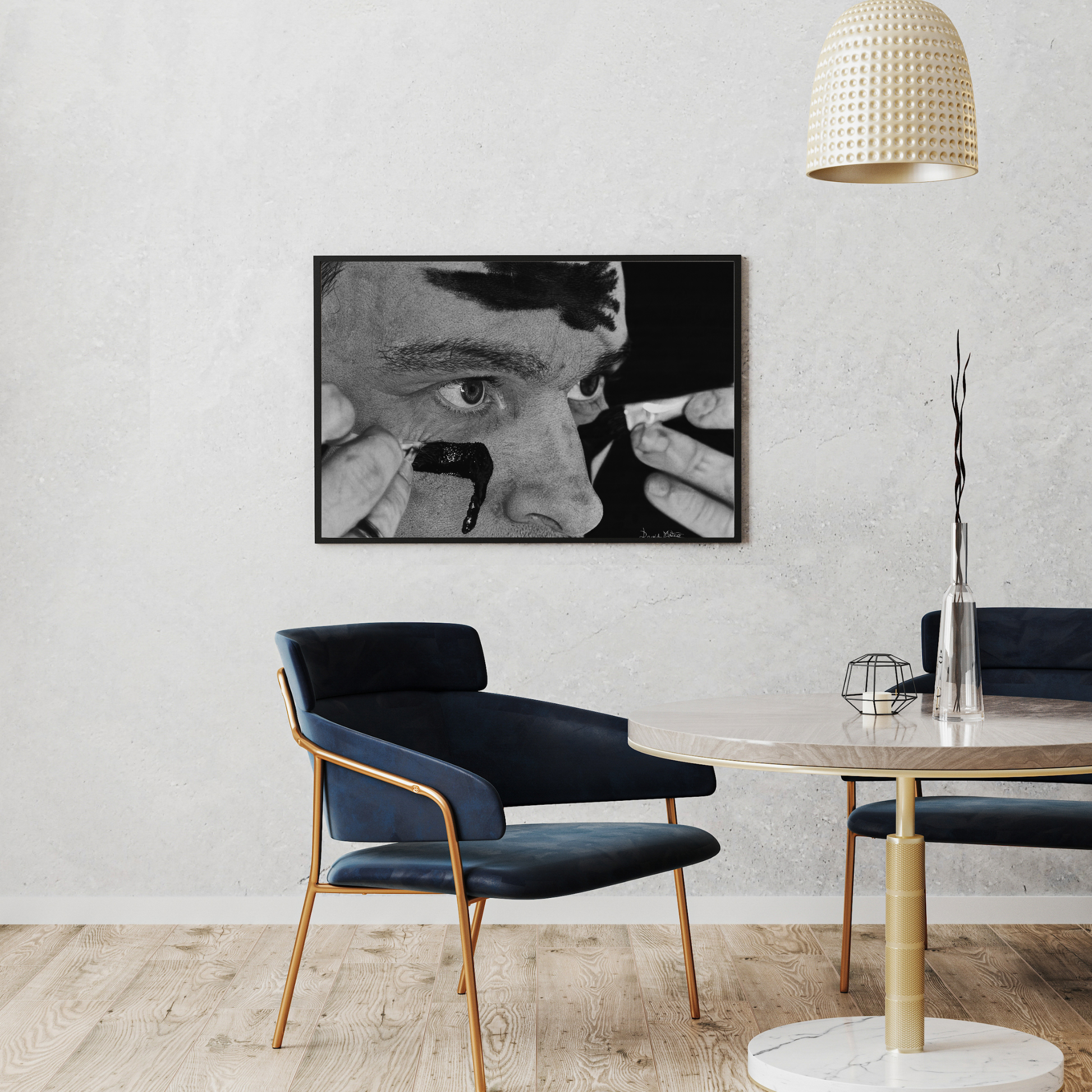 Lámina 'Batallarte' - Dibujo hiperrealista en blanco y negro de David Mateo, finalista del Target Prize 2025, colgado en comedor moderno.