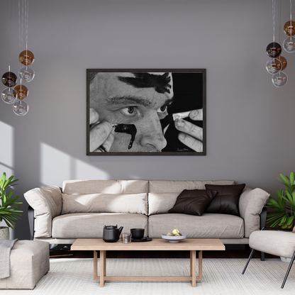 Lámina 'Batallarte' - Dibujo hiperrealista en blanco y negro de un autorretrato artístico, finalista del Target Prize 2025, colgado en sala moderna. Ideal para decoración contemporánea con arte figurativo en blanco y negro.