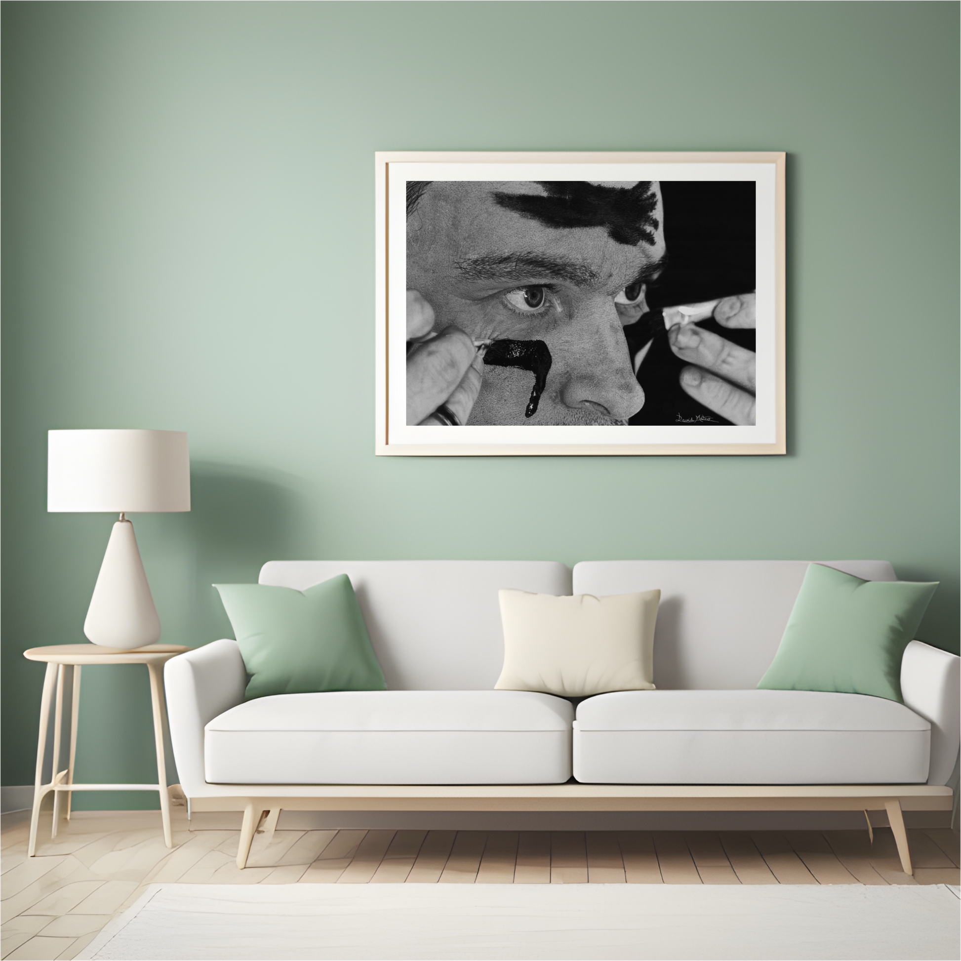 Lámina 'Batallarte' - Dibujo hiperrealista en blanco y negro de David Mateo, finalista Target Prize 2025, colgado en sala moderna con sofá blanco.