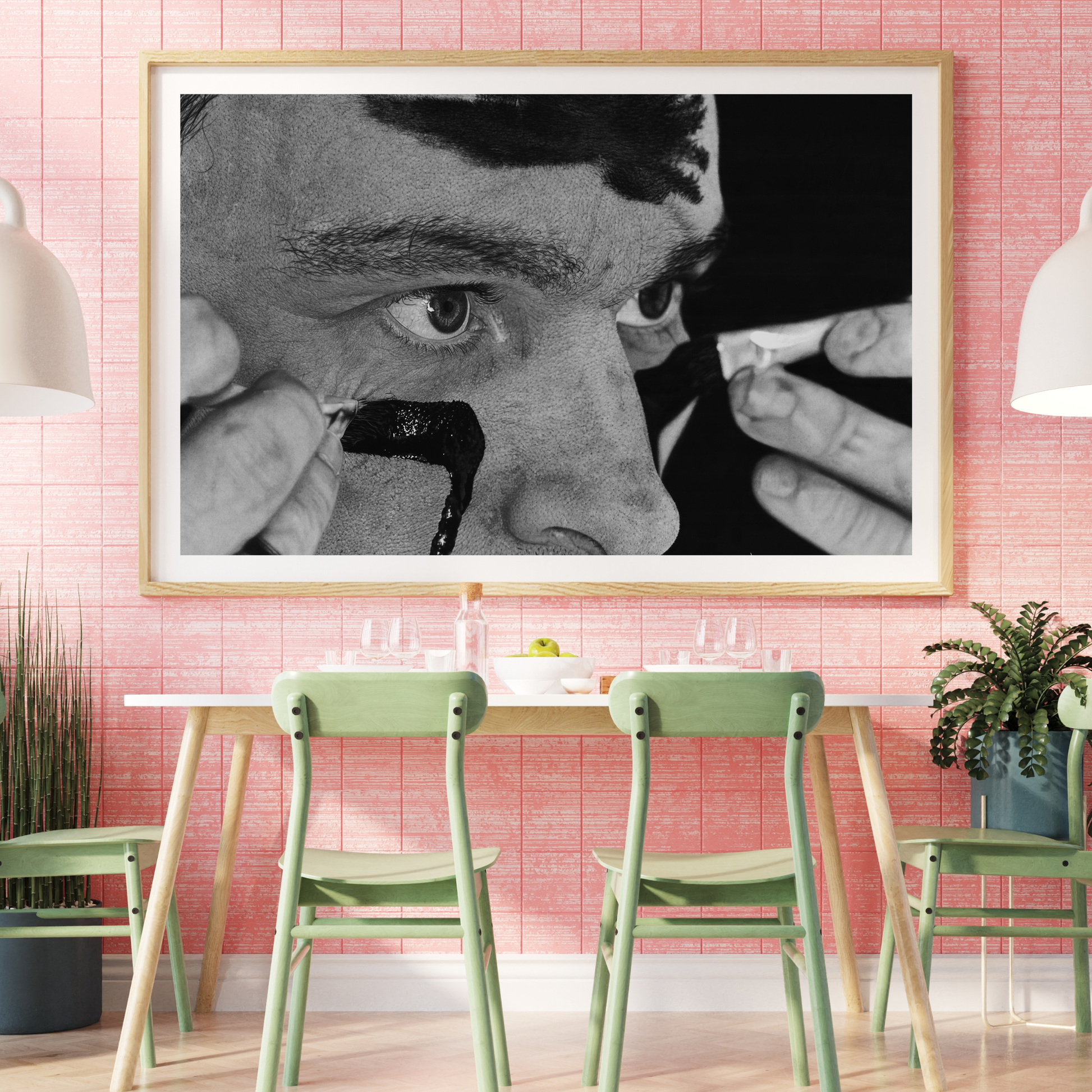 Lámina 'Batallarte' - Dibujo hiperrealista en blanco y negro de un autorretrato con pintura facial, finalista del Target Prize 2025. Arte contemporáneo ideal para decoración de interiores con estilo artístico e inversión.