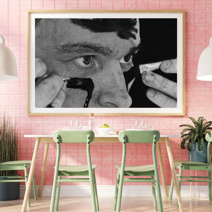 Lámina 'Batallarte' - Dibujo hiperrealista en blanco y negro de un autorretrato con pintura facial, finalista del Target Prize 2025. Arte contemporáneo ideal para decoración de interiores con estilo artístico e inversión.