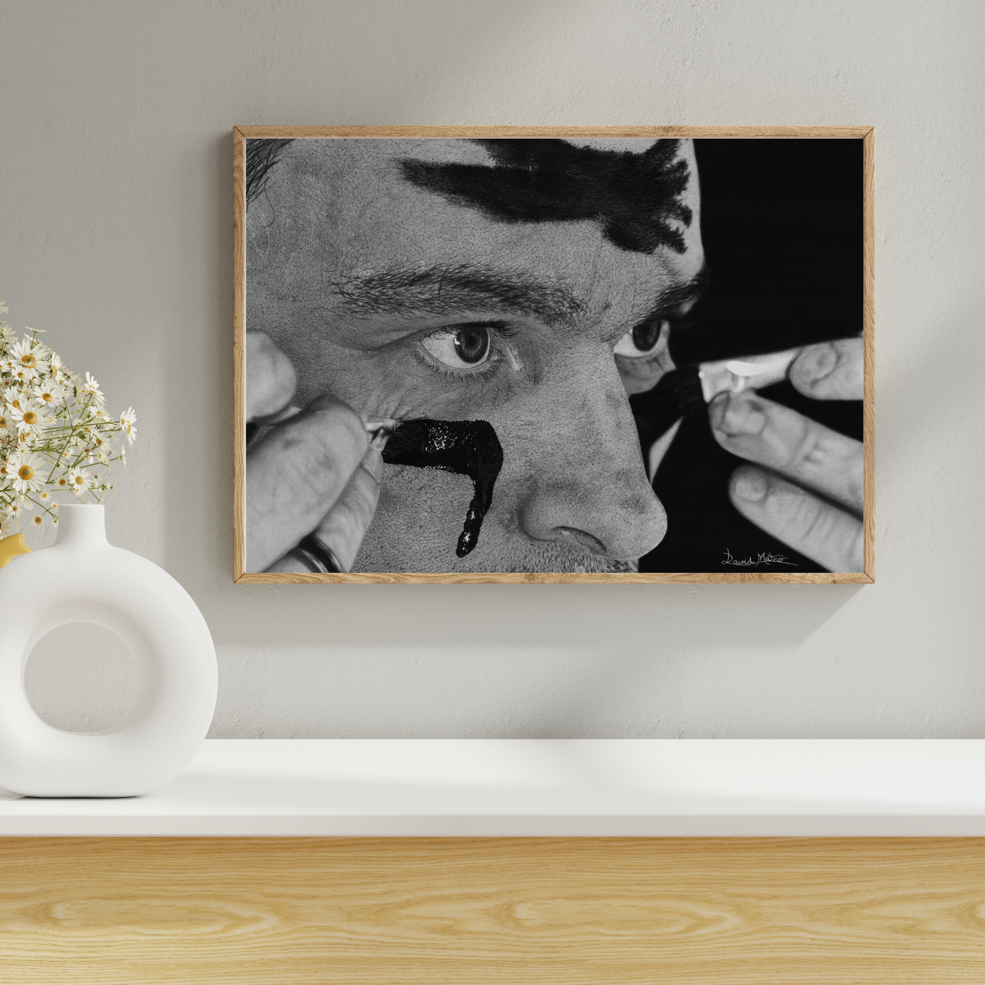 Lámina 'Batallarte' - Dibujo hiperrealista en blanco y negro de un autorretrato aplicando pintura negra en el rostro, finalista Target Prize 2025.