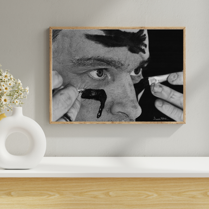 Lámina 'Batallarte' - Dibujo hiperrealista en blanco y negro de un autorretrato aplicando pintura negra en el rostro, finalista Target Prize 2025.