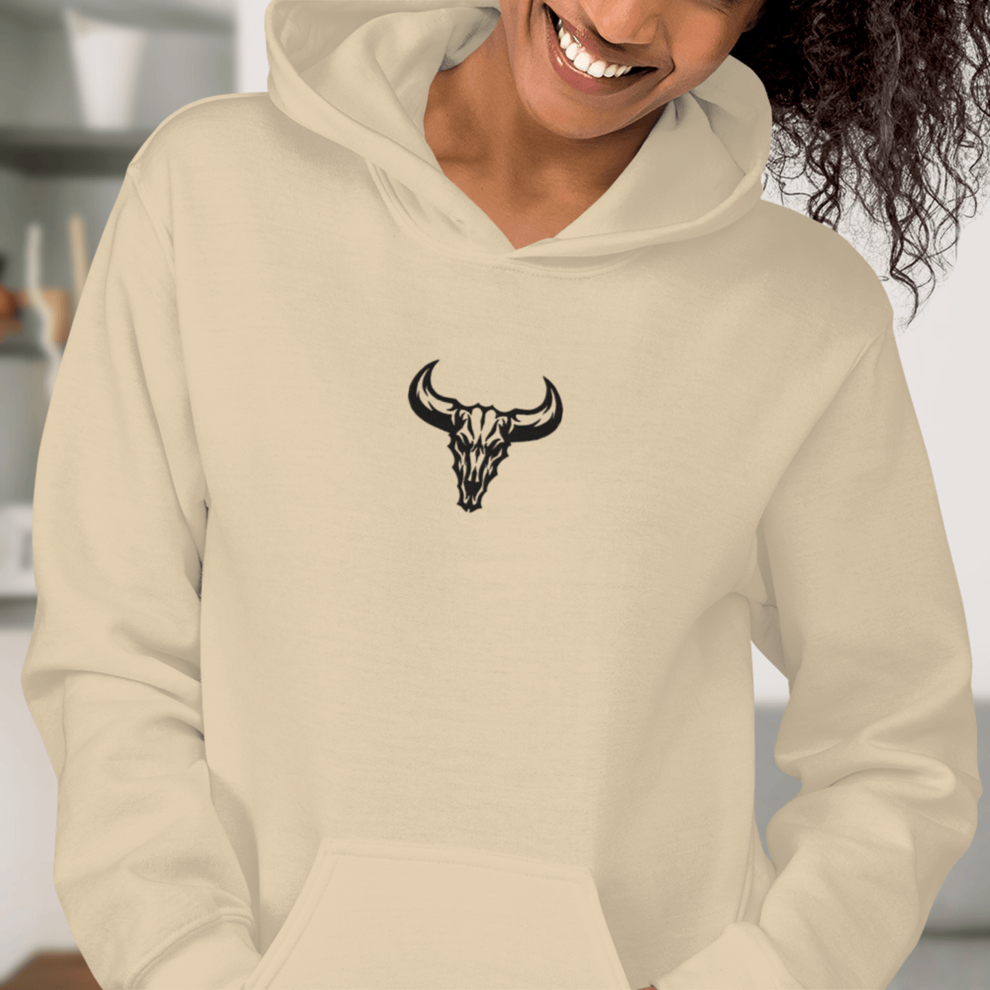 Sudadera "Emblema" con Logo central Bordado (Colores Claros)