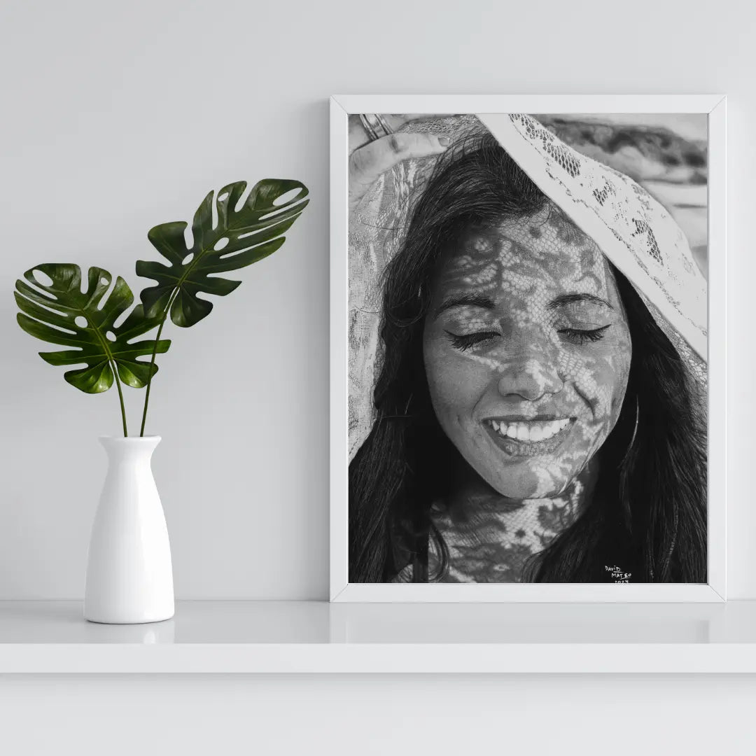 Dibujo a carboncillo hiperrealista de una sonrisa femenina. La técnica logra un contraste dramático entre la luz brillante y la sombra proyectada por la tela de encaje.