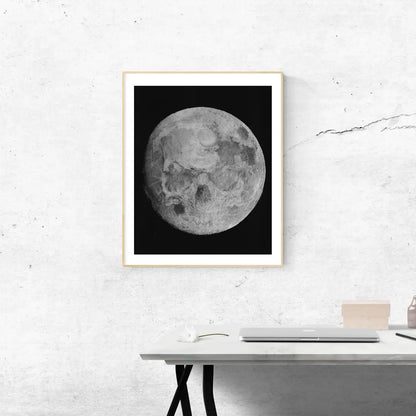 Lámina del dibujo de la luna, donde los cráteres forman un cráneo humano (Luna Calavera). Una potente pieza de arte simbólico y astronómico en blanco y negro.