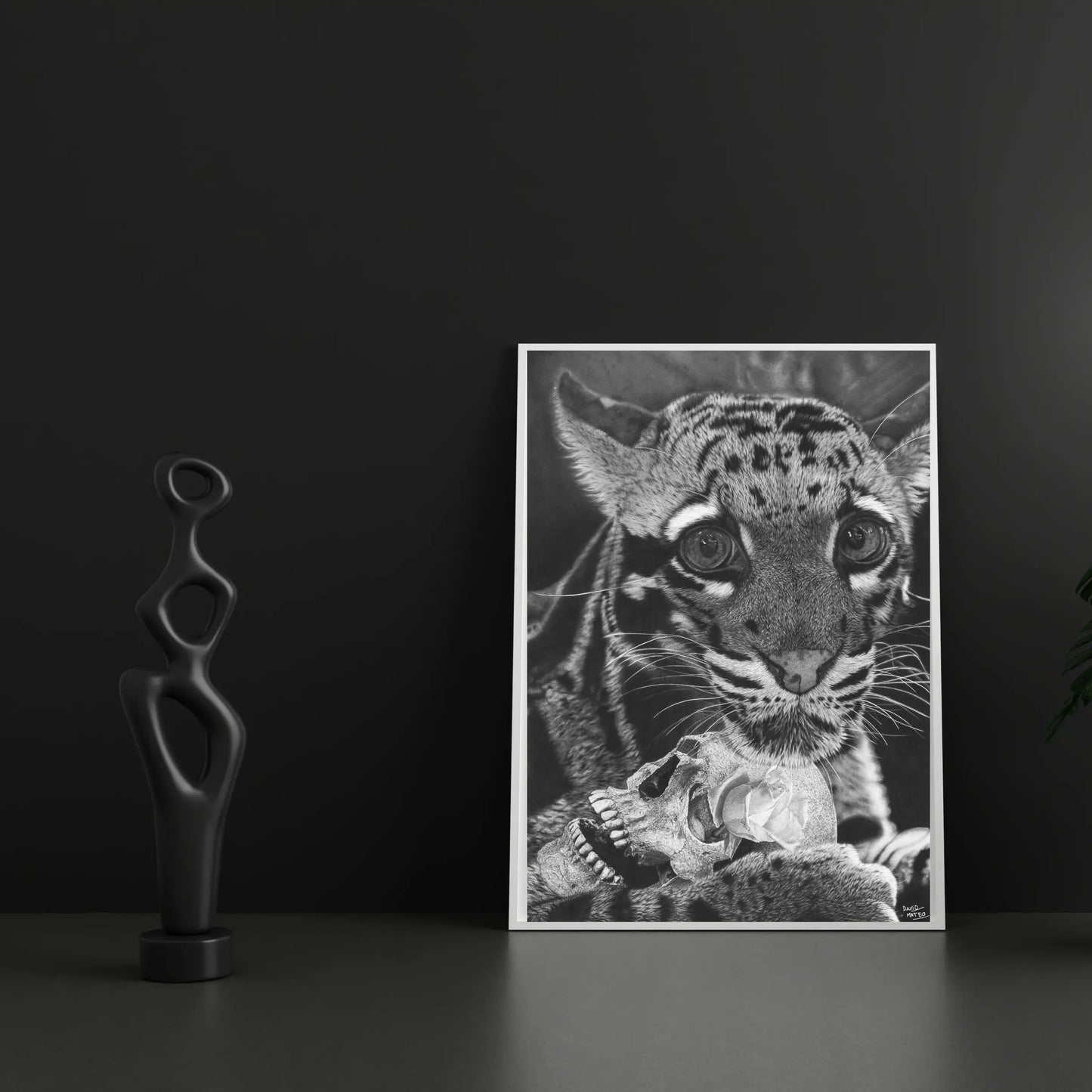 “Póster realista de un leopardo detallado en blanco y negro junto a una calavera, expuesto en una habitación elegante.”
