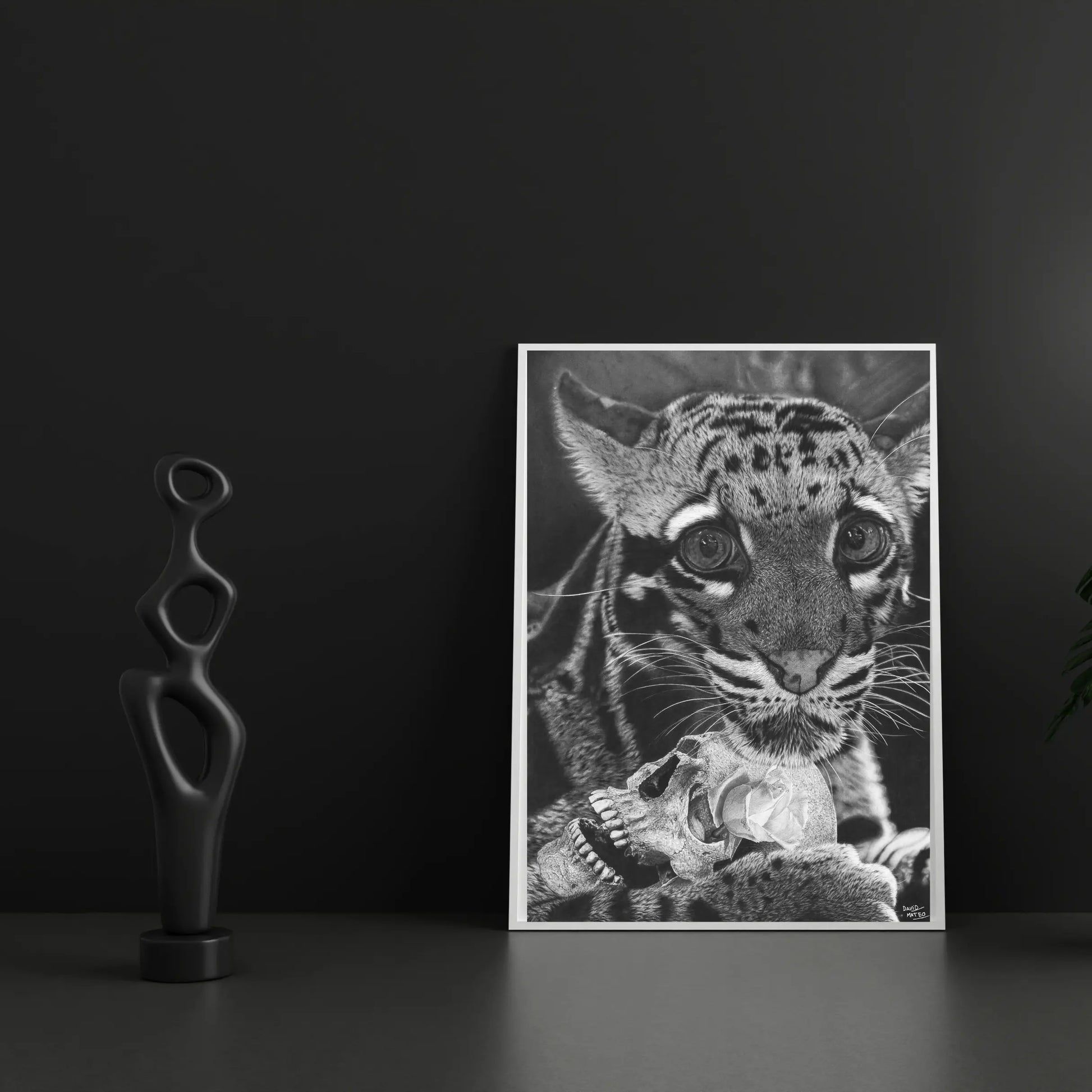 “Póster realista de un leopardo detallado en blanco y negro junto a una calavera, expuesto en una habitación elegante.”