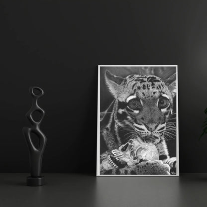 “Póster realista de un leopardo detallado en blanco y negro junto a una calavera, expuesto en una habitación elegante.”