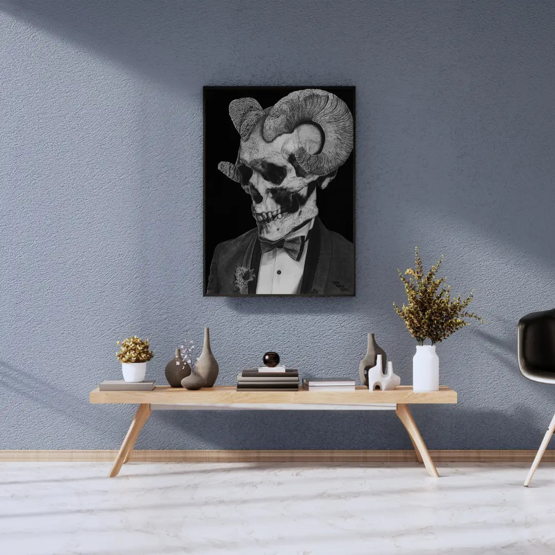 Cuadro enmarcado en blanco de un cráneo con cuernos, ideal para decoración gótica moderna o para añadir un toque alternativo y sofisticado a un espacio minimalista.