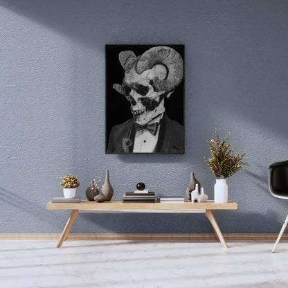 Cuadro enmarcado en blanco de un cráneo con cuernos, ideal para decoración gótica moderna o para añadir un toque alternativo y sofisticado a un espacio minimalista.