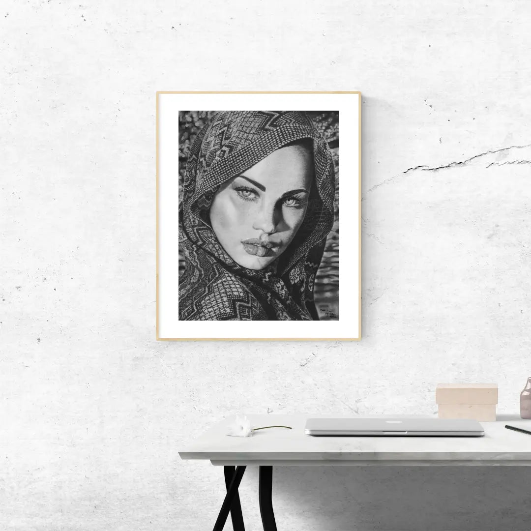 Retrato de una mujer con el rostro cubierto por una tela estampada, enmarcado en negro, creando un punto focal dramático en el salón.