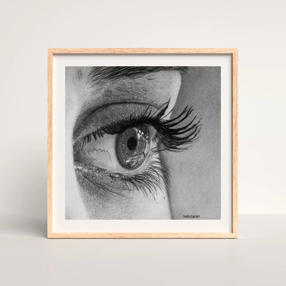 Arte mural de un ojo de cerca. Dibujo de las pestañas, párpado y reflejo de luz. Obra hiperrealista que descompone la anatomía del ojo.