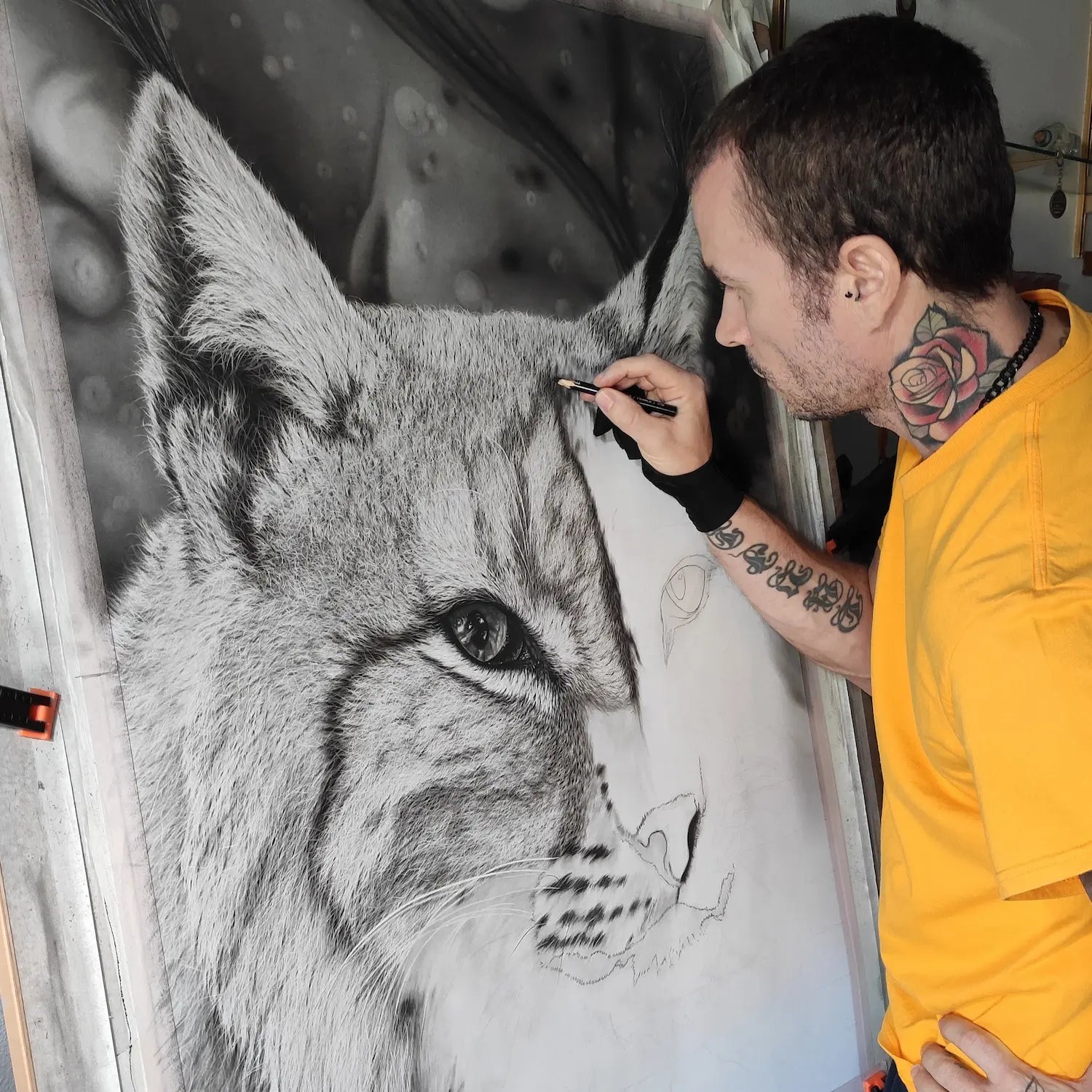 El artista David Mateo en el proceso creativo de su dibujo a lápiz de un lince ibérico blanco.