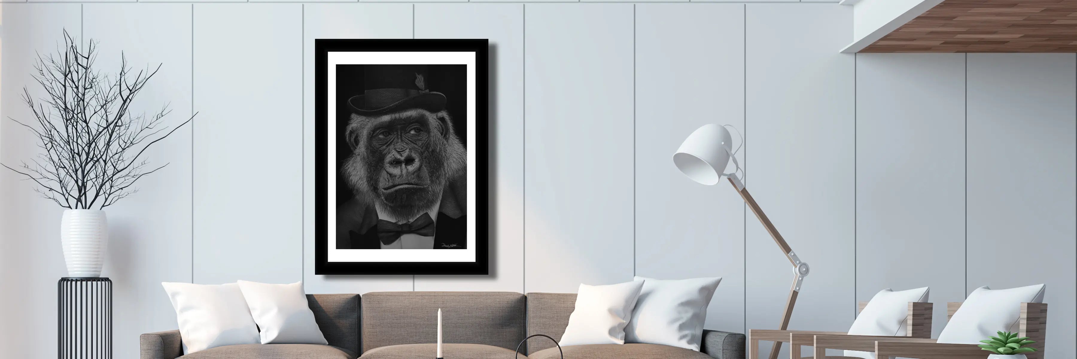 El interior de un salón moderno minimalista decorado por el dibujo hiperrealista de un gorila con sombrero y esmoquin.