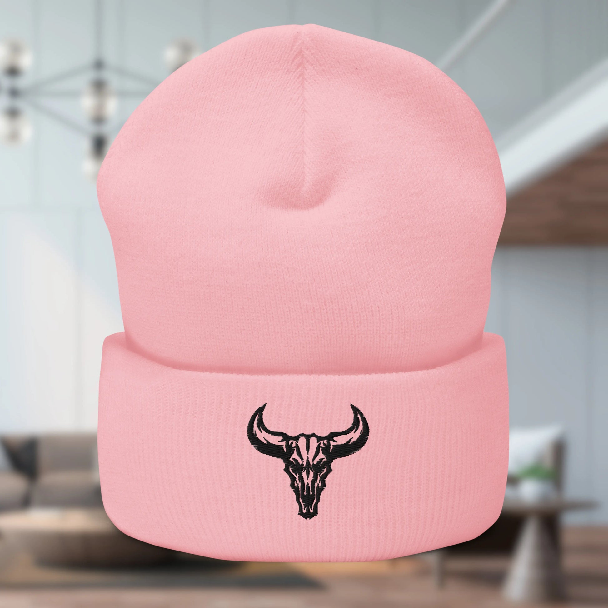 Beanie naranja de alta visibilidad, que contrasta con el diseño audaz de la calavera de toro. Ideal para un estilo alternativo y urbano.