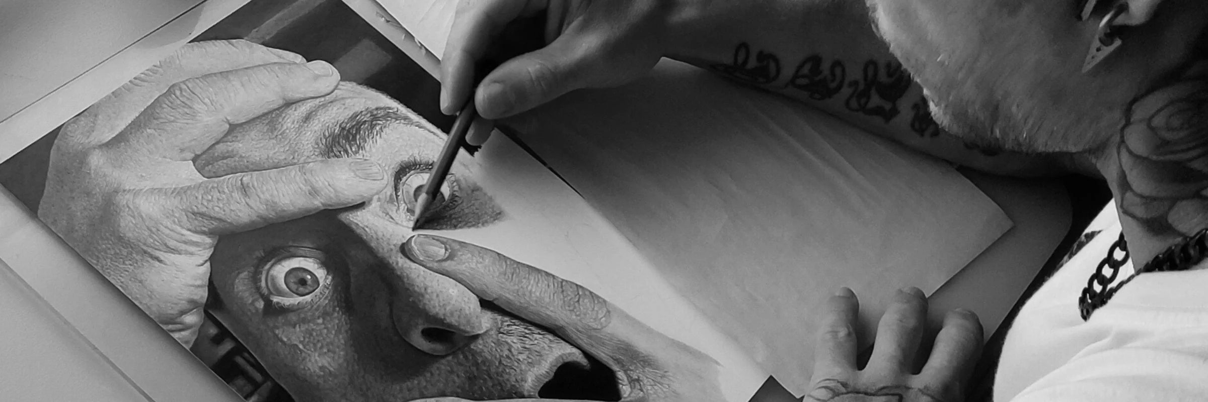 El artista David Mateo dibujando una de sus obras hiperrealistas.