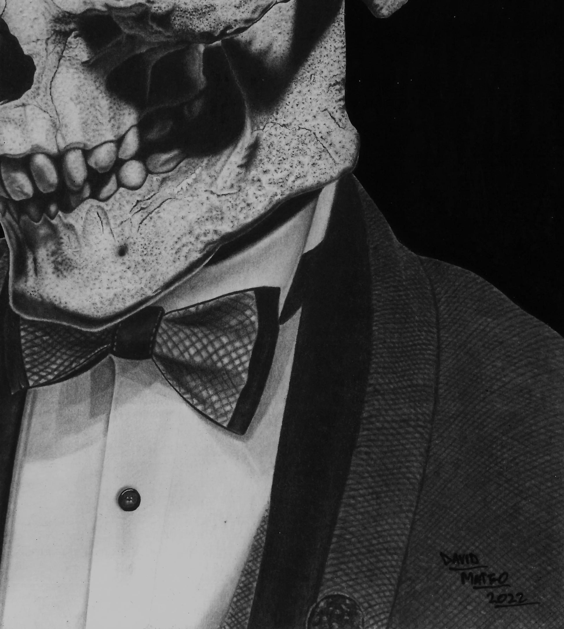 Detalles de la mandíbula de una calavera con cuernos, esmoquin y pajarita, dibujado por David Mateo.