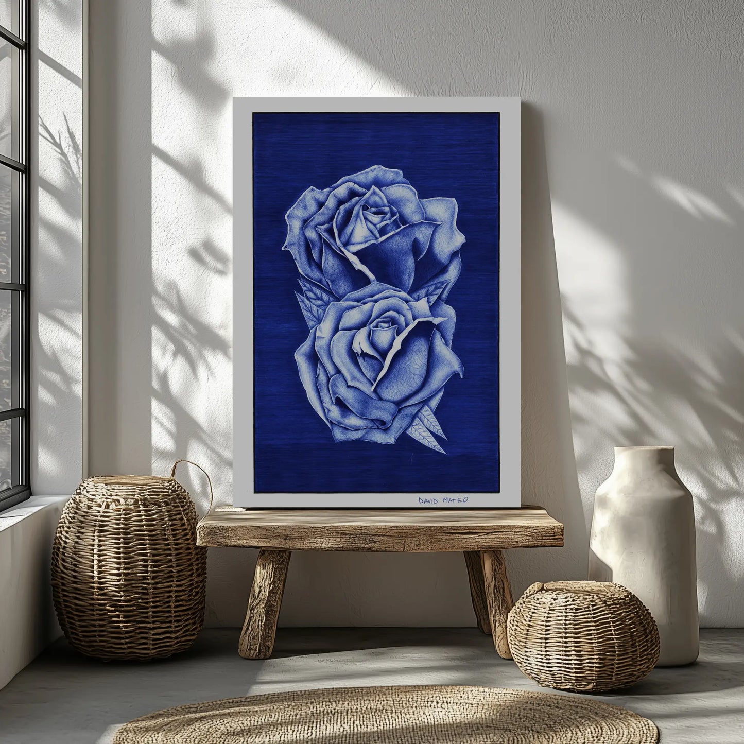 Salón decorado con una lámina de flores azules hiperrealista, aportando elegancia y color a un espacio minimalista.