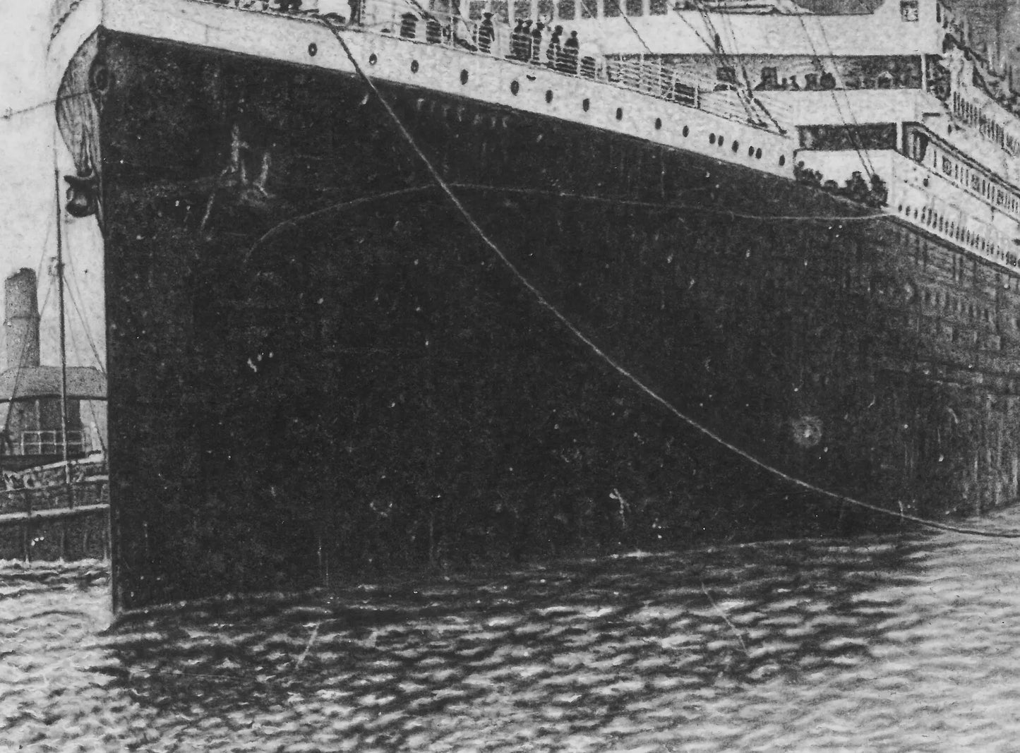 Vista macro del casco del transatlántico, mostrando la profundidad de los negros y el contraste en esta obra histórica.