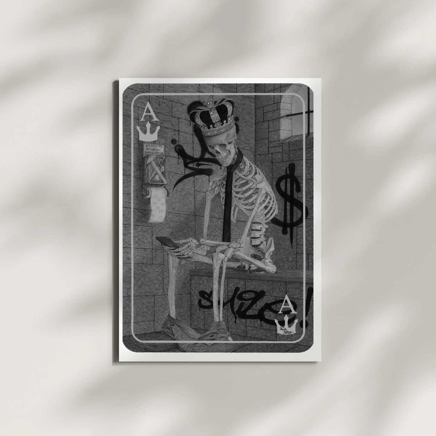 Cuadro enmarcado en madera clara colgado en una pared verde. La lámina monocromática del esqueleto con corona crea un contraste dramático con el diseño moderno del dormitorio.