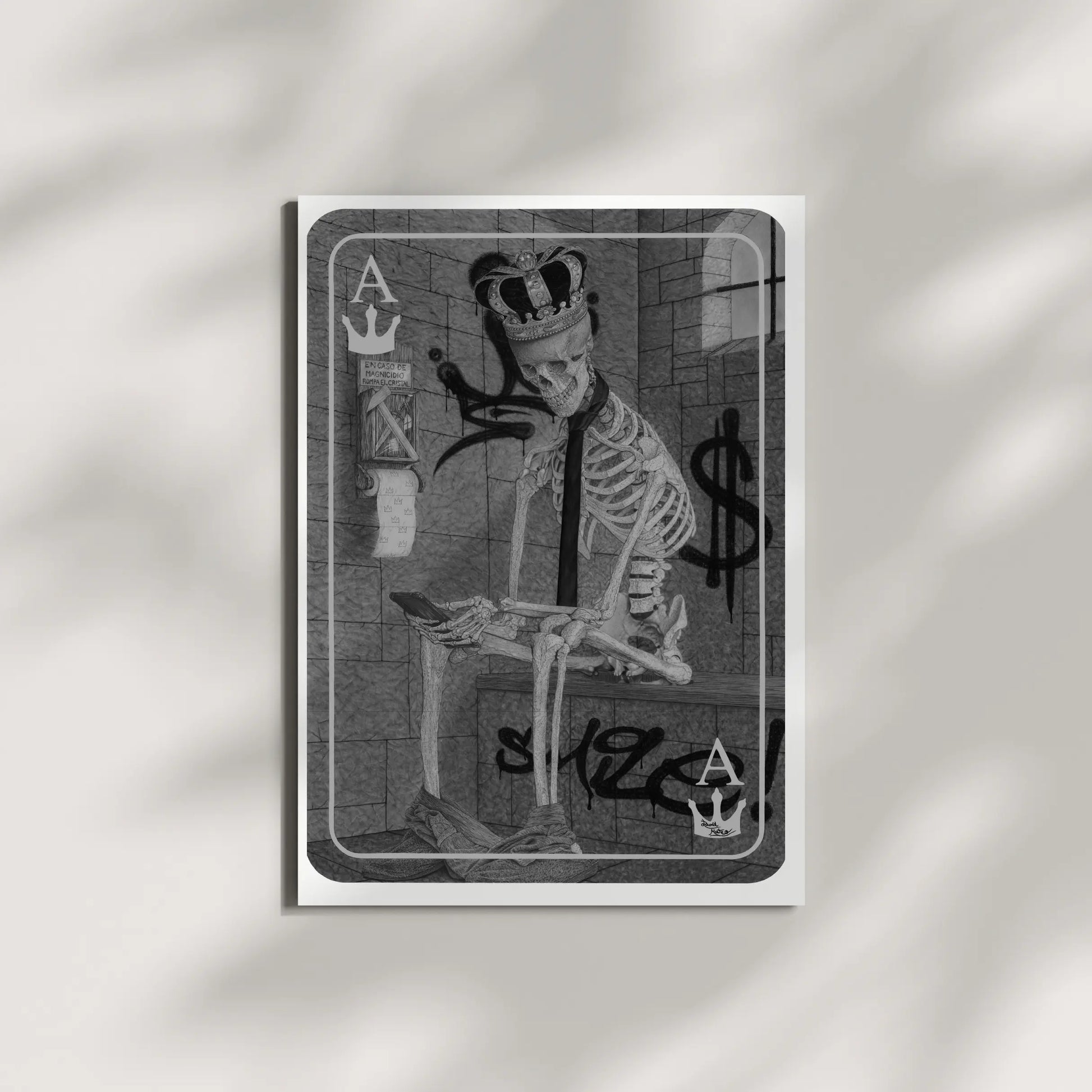 Cuadro enmarcado en madera clara colgado en una pared verde. La lámina monocromática del esqueleto con corona crea un contraste dramático con el diseño moderno del dormitorio.