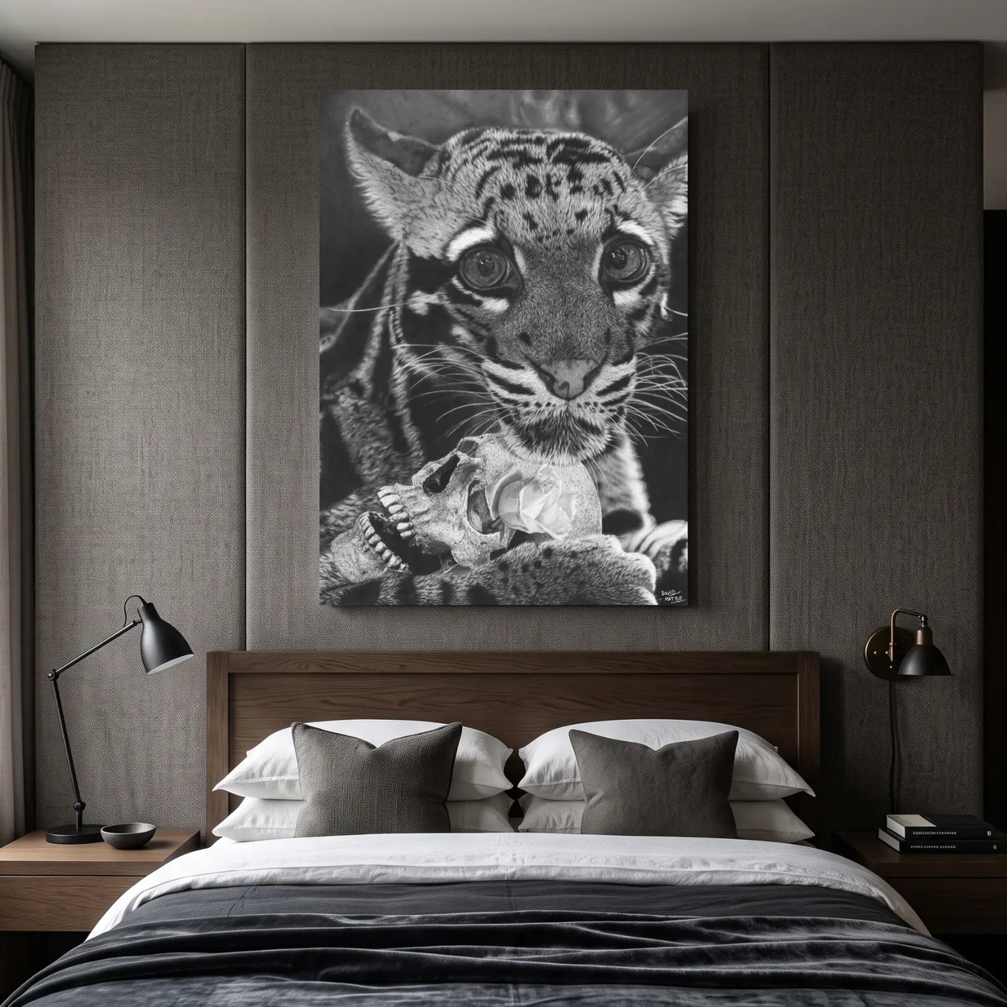 Cuadro decorativo de un leopardo nublado colgado en una pared de un dormitorio moderno.