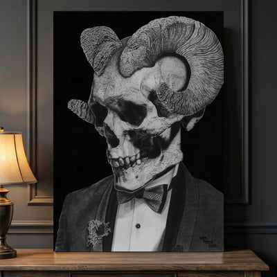 Cuadro decorativo moderno de arte gótico de una calavera con cuernos de abra y esmoquin.
