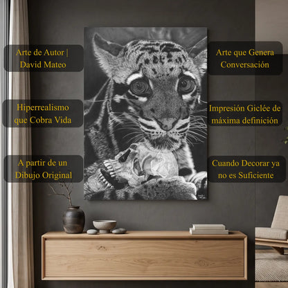 Cuadro decorativo moderno de un dibujo a lápiz del hiperrealismo de un leopardo nublado en blanco y negro.