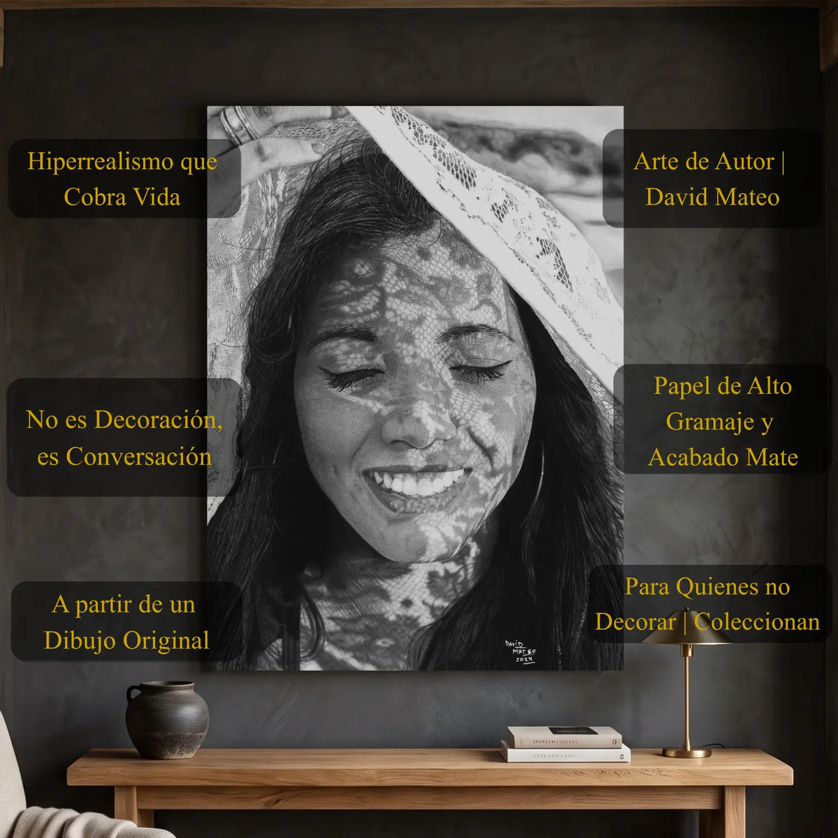 Cuadro decorativo moderno para pared de una mujer sonriendo con pañuelo de encaje.