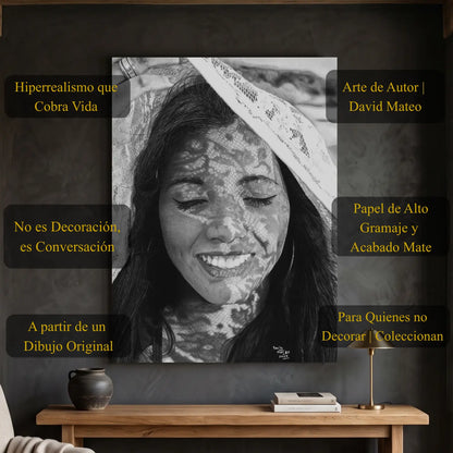 Cuadro decorativo moderno para pared de una mujer sonriendo con pañuelo de encaje.