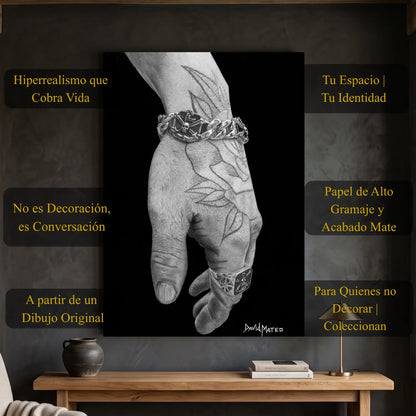 Cuadro moderno ideal para la decoración de interiores de un dibujo realista de una mano tatuada con anillo y pulsera.